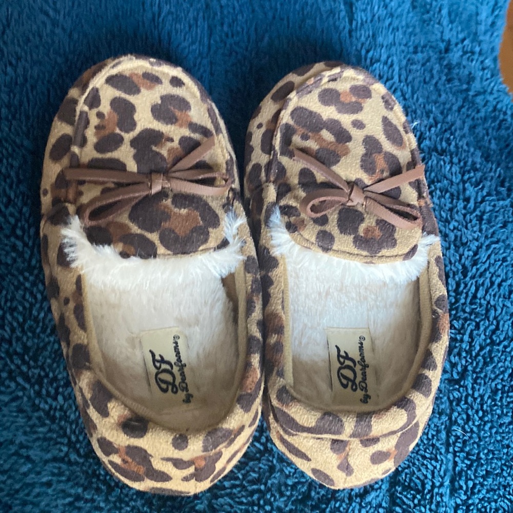 3 for $12 NWOT Dearfoam leopard print girls 8-9 slippers.